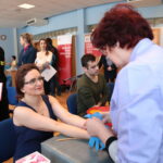 Akcja honorowego oddawania krwi pod hasłem "spoKREWnieni służbą" w Świętokrzyskim Urzędzie Wojewódzkim. Na zdjęciu: Agata Wojtyszek - wojewoda świętokrzyski / Marzena Mąkosa / Radio Kielce