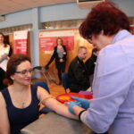 Akcja honorowego oddawania krwi pod hasłem "spoKREWnieni służbą" w Świętokrzyskim Urzędzie Wojewódzkim. Na zdjęciu: Agata Wojtyszek - wojewoda świętokrzyski / Marzena Mąkosa / Radio Kielce