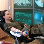 Akcja honorowego oddawania krwi pod hasłem "spoKREWnieni służbą" w Świętokrzyskim Urzędzie Wojewódzkim / Marzena Mąkosa / Radio Kielce