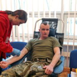 Akcja honorowego oddawania krwi pod hasłem "spoKREWnieni służbą" w Świętokrzyskim Urzędzie Wojewódzkim / Marzena Mąkosa / Radio Kielce