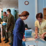 Akcja honorowego oddawania krwi pod hasłem "spoKREWnieni służbą" w Świętokrzyskim Urzędzie Wojewódzkim. Na zdjęciu: Agata Wojtyszek - wojewoda świętokrzyski / Marzena Mąkosa / Radio Kielce