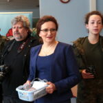 Akcja honorowego oddawania krwi pod hasłem "spoKREWnieni służbą" w Świętokrzyskim Urzędzie Wojewódzkim. Na zdjęciu: Agata Wojtyszek - wojewoda świętokrzyski / Marzena Mąkosa / Radio Kielce