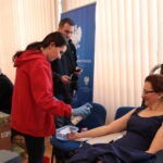 Akcja honorowego oddawania krwi pod hasłem "spoKREWnieni służbą" w Świętokrzyskim Urzędzie Wojewódzkim. Na zdjęciu: Agata Wojtyszek - wojewoda świętokrzyski / Marzena Mąkosa / Radio Kielce