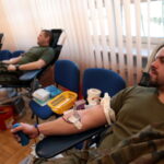 Akcja honorowego oddawania krwi pod hasłem "spoKREWnieni służbą" w Świętokrzyskim Urzędzie Wojewódzkim / Marzena Mąkosa / Radio Kielce