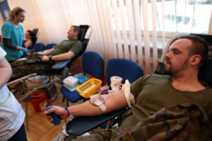 Akcja honorowego oddawania krwi pod hasłem "spoKREWnieni służbą" w Świętokrzyskim Urzędzie Wojewódzkim / Marzena Mąkosa / Radio Kielce