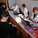 Akcja honorowego oddawania krwi pod hasłem "spoKREWnieni służbą" w Świętokrzyskim Urzędzie Wojewódzkim / Marzena Mąkosa / Radio Kielce