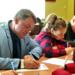 "Dyktando Gwarowe" zorganizowane przez Stowarzyszenie Przyjaciół Św. Katarzyny i Doliny Wilkowskiej oraz Urząd Miasta i Gminy Bodzentyn. Dariusz Skiba - burmistrz Bodzentyna / Marzena Mąkosa / Radio Kielce