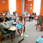 Warsztaty w klimacie wielkanocnym w szkole Studia Językowego Funky English / Marzena Mąkosa / Radio Kielce