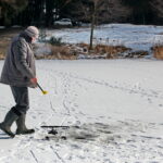 Wędkarze nad Zalewem Cedzyna / Marzena Mąkosa / Radio Kielce