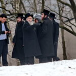 Uroczyste otwarcie ohelu (kaplicy nagrobnej) ostrowieckiego cadyka Jechiela Meira Halsztoka. Kaplicę ufndował jego wnuk, w prace związane z odszukaniem miejsca pochówku cadyka zaangażowani byli ostrowieccy archeolodzy. / Marzena Mąkosa / Radio Kielce