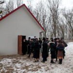 Uroczyste otwarcie ohelu (kaplicy nagrobnej) ostrowieckiego cadyka Jechiela Meira Halsztoka. Kaplicę ufndował jego wnuk, w prace związane z odszukaniem miejsca pochówku cadyka zaangażowani byli ostrowieccy archeolodzy. / Marzena Mąkosa / Radio Kielce