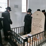 Uroczyste otwarcie ohelu (kaplicy nagrobnej) ostrowieckiego cadyka Jechiela Meira Halsztoka. Kaplicę ufndował jego wnuk, w prace związane z odszukaniem miejsca pochówku cadyka zaangażowani byli ostrowieccy archeolodzy. / Marzena Mąkosa / Radio Kielce