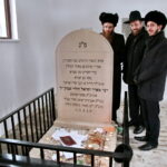 Uroczyste otwarcie ohelu (kaplicy nagrobnej) ostrowieckiego cadyka Jechiela Meira Halsztoka. Kaplicę ufndował jego wnuk, w prace związane z odszukaniem miejsca pochówku cadyka zaangażowani byli ostrowieccy archeolodzy. / Marzena Mąkosa / Radio Kielce