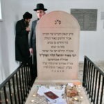 Uroczyste otwarcie ohelu (kaplicy nagrobnej) ostrowieckiego cadyka Jechiela Meira Halsztoka. Kaplicę ufndował jego wnuk, w prace związane z odszukaniem miejsca pochówku cadyka zaangażowani byli ostrowieccy archeolodzy. / Marzena Mąkosa / Radio Kielce