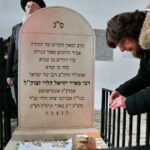 Uroczyste otwarcie ohelu (kaplicy nagrobnej) ostrowieckiego cadyka Jechiela Meira Halsztoka. Kaplicę ufndował jego wnuk, w prace związane z odszukaniem miejsca pochówku cadyka zaangażowani byli ostrowieccy archeolodzy. / Marzena Mąkosa / Radio Kielce