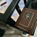 Uroczyste otwarcie ohelu (kaplicy nagrobnej) ostrowieckiego cadyka Jechiela Meira Halsztoka. Kaplicę ufndował jego wnuk, w prace związane z odszukaniem miejsca pochówku cadyka zaangażowani byli ostrowieccy archeolodzy. / Marzena Mąkosa / Radio Kielce