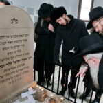 Uroczyste otwarcie ohelu (kaplicy nagrobnej) ostrowieckiego cadyka Jechiela Meira Halsztoka. Kaplicę ufndował jego wnuk, w prace związane z odszukaniem miejsca pochówku cadyka zaangażowani byli ostrowieccy archeolodzy. / Marzena Mąkosa / Radio Kielce