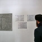 Uroczyste otwarcie ohelu (kaplicy nagrobnej) ostrowieckiego cadyka Jechiela Meira Halsztoka. Kaplicę ufndował jego wnuk, w prace związane z odszukaniem miejsca pochówku cadyka zaangażowani byli ostrowieccy archeolodzy. / Marzena Mąkosa / Radio Kielce