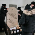 Uroczyste otwarcie ohelu (kaplicy nagrobnej) ostrowieckiego cadyka Jechiela Meira Halsztoka. Kaplicę ufndował jego wnuk, w prace związane z odszukaniem miejsca pochówku cadyka zaangażowani byli ostrowieccy archeolodzy. / Marzena Mąkosa / Radio Kielce