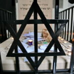 Uroczyste otwarcie ohelu (kaplicy nagrobnej) ostrowieckiego cadyka Jechiela Meira Halsztoka. Kaplicę ufndował jego wnuk, w prace związane z odszukaniem miejsca pochówku cadyka zaangażowani byli ostrowieccy archeolodzy. / Marzena Mąkosa / Radio Kielce