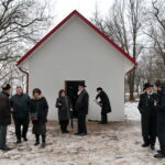 Uroczyste otwarcie ohelu (kaplicy nagrobnej) ostrowieckiego cadyka Jechiela Meira Halsztoka. Kaplicę ufndował jego wnuk, w prace związane z odszukaniem miejsca pochówku cadyka zaangażowani byli ostrowieccy archeolodzy. / Marzena Mąkosa / Radio Kielce