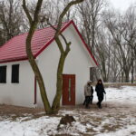 Uroczyste otwarcie ohelu (kaplicy nagrobnej) ostrowieckiego cadyka Jechiela Meira Halsztoka. Kaplicę ufndował jego wnuk, w prace związane z odszukaniem miejsca pochówku cadyka zaangażowani byli ostrowieccy archeolodzy. / Marzena Mąkosa / Radio Kielce