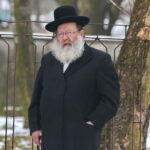 Uroczyste otwarcie ohelu (kaplicy nagrobnej) ostrowieckiego cadyka Jechiela Meira Halsztoka. Kaplicę ufndował jego wnuk, w prace związane z odszukaniem miejsca pochówku cadyka zaangażowani byli ostrowieccy archeolodzy. / Marzena Mąkosa / Radio Kielce