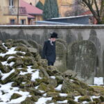 Uroczyste otwarcie ohelu (kaplicy nagrobnej) ostrowieckiego cadyka Jechiela Meira Halsztoka. Kaplicę ufndował jego wnuk, w prace związane z odszukaniem miejsca pochówku cadyka zaangażowani byli ostrowieccy archeolodzy. / Marzena Mąkosa / Radio Kielce