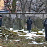 Uroczyste otwarcie ohelu (kaplicy nagrobnej) ostrowieckiego cadyka Jechiela Meira Halsztoka. Kaplicę ufndował jego wnuk, w prace związane z odszukaniem miejsca pochówku cadyka zaangażowani byli ostrowieccy archeolodzy. / Marzena Mąkosa / Radio Kielce