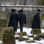 Uroczyste otwarcie ohelu (kaplicy nagrobnej) ostrowieckiego cadyka Jechiela Meira Halsztoka. Kaplicę ufndował jego wnuk, w prace związane z odszukaniem miejsca pochówku cadyka zaangażowani byli ostrowieccy archeolodzy. / Marzena Mąkosa / Radio Kielce