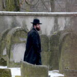 Uroczyste otwarcie ohelu (kaplicy nagrobnej) ostrowieckiego cadyka Jechiela Meira Halsztoka. Kaplicę ufndował jego wnuk, w prace związane z odszukaniem miejsca pochówku cadyka zaangażowani byli ostrowieccy archeolodzy. / Marzena Mąkosa / Radio Kielce