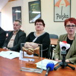 Spotkanie „Pracodawca Przyjazny Pracownikom". Na zdjęciu: Kazimierz Pasternak - Przewodniczący RKW Zarządu Regionu Świętokrzyskiego NSZZ „Solidarność”, Elżbieta Bartosz i Małgorzata Rybińska - zastępca dyrektora Szkoły Podstawowej nr 4 w Jędrzejowie  / Marzena Mąkosa / Radio Kielce