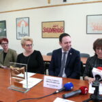 Spotkanie „Pracodawca Przyjazny Pracownikom". Na zdjęciu: Elżbieta Bartosz, Małgorzata Rybińska - zastępca dyrektora Szkoły Podstawowej nr 4 w Jędrzejowie, Beata Sławeta, Robert Zaborski - dyrektor Przewozów Regionalnych Oddziału Świętokrzyskiego i Maria Szymkiewicz / Marzena Mąkosa / Radio Kielce