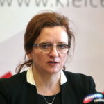 Podpisanie porozumienia przez GDDKiA i Komendę Wojewódzką PSP dotyczącego współpracy podczas zdarzeń drogowych oraz poprawy bezpieczeństwa na drogach krajowych znajdujących się na terenie województwa świętokrzyskiego. Na zdjęciu: Agata Wojtyszek - wojewoda świętokrzyski / Marzena Mąkosa / Radio Kielce