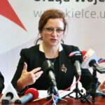 Podpisanie porozumienia przez GDDKiA i Komendę Wojewódzką PSP dotyczącego współpracy podczas zdarzeń drogowych oraz poprawy bezpieczeństwa na drogach krajowych znajdujących się na terenie województwa świętokrzyskiego. Na zdjęciu: Agata Wojtyszek - wojewoda świętokrzyski / Marzena Mąkosa / Radio Kielce