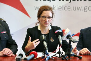 Podpisanie porozumienia przez GDDKiA i Komendę Wojewódzką PSP dotyczącego współpracy podczas zdarzeń drogowych oraz poprawy bezpieczeństwa na drogach krajowych znajdujących się na terenie województwa świętokrzyskiego. Na zdjęciu: Agata Wojtyszek - wojewoda świętokrzyski / Marzena Mąkosa / Radio Kielce