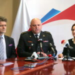 Podpisanie porozumienia przez GDDKiA i Komendę Wojewódzką PSP dotyczącego współpracy podczas zdarzeń drogowych oraz poprawy bezpieczeństwa na drogach krajowych znajdujących się na terenie województwa świętokrzyskiego. Na zdjęciu: Krzysztof Słoń - senator RP, st. bryg. Adam Czajka - Świętokrzyski Komendant Wojewódzki Państwowej Straży Pożarnej, Agata Wojtyszek - wojewoda świętokrzyski / Marzena Mąkosa / Radio Kielce