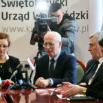 Podpisanie porozumienia przez GDDKiA i Komendę Wojewódzką PSP dotyczącego współpracy podczas zdarzeń drogowych oraz poprawy bezpieczeństwa na drogach krajowych znajdujących się na terenie województwa świętokrzyskiego. Na zdjęciu: Agata Wojtyszek - wojewoda świętokrzyski, Krzysztof Strzelczyk - dyrektor oddziału Generalnej Dyrekcji Dróg Krajowych i Autostrad w Kielcach, Andrzej Bętkowski - wicewojewoda świętokrzyski i Diana Głownia - rzecznik prasowy / Marzena Mąkosa / Radio Kielce