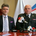 Podpisanie porozumienia przez GDDKiA i Komendę Wojewódzką PSP dotyczącego współpracy podczas zdarzeń drogowych oraz poprawy bezpieczeństwa na drogach krajowych znajdujących się na terenie województwa świętokrzyskiego. Na zdjęciu: Krzysztof Słoń - senator RP i st. bryg. Adam Czajka - Świętokrzyski Komendant Wojewódzki Państwowej Straży Pożarnej / Marzena Mąkosa / Radio Kielce