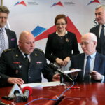 Podpisanie porozumienia przez GDDKiA i Komendę Wojewódzką PSP dotyczącego współpracy podczas zdarzeń drogowych oraz poprawy bezpieczeństwa na drogach krajowych znajdujących się na terenie województwa świętokrzyskiego. Na zdjęciu podpisujący porozumienie st. bryg. Adam Czajka - Świętokrzyski Komendant Wojewódzki Państwowej Straży Pożarnej i Krzysztof Strzelczyk - dyrektor oddziału Generalnej Dyrekcji Dróg Krajowych i Autostrad w Kielcach oraz Krzysztof Słoń - senator RP, Agata Wojtyszek - wojewoda świętokrzyski i Andrzej Bętkowski - wicewojewoda świętokrzyski  / Marzena Mąkosa / Radio Kielce