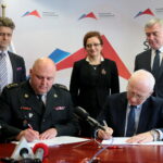 Podpisanie porozumienia przez GDDKiA i Komendę Wojewódzką PSP dotyczącego współpracy podczas zdarzeń drogowych oraz poprawy bezpieczeństwa na drogach krajowych znajdujących się na terenie województwa świętokrzyskiego. Na zdjęciu podpisujący porozumienie st. bryg. Adam Czajka - Świętokrzyski Komendant Wojewódzki Państwowej Straży Pożarnej i Krzysztof Strzelczyk - dyrektor oddziału Generalnej Dyrekcji Dróg Krajowych i Autostrad w Kielcach oraz Krzysztof Słoń - senator RP, Agata Wojtyszek - wojewoda świętokrzyski i Andrzej Bętkowski - wicewojewoda świętokrzyski  / Marzena Mąkosa / Radio Kielce