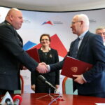 Podpisanie porozumienia przez GDDKiA i Komendę Wojewódzką PSP dotyczącego współpracy podczas zdarzeń drogowych oraz poprawy bezpieczeństwa na drogach krajowych znajdujących się na terenie województwa świętokrzyskiego. Na zdjęciu: st. bryg. Adam Czajka - Świętokrzyski Komendant Wojewódzki Państwowej Straży Pożarnej, Krzysztof Strzelczyk - dyrektor oddziału Generalnej Dyrekcji Dróg Krajowych i Autostrad w Kielcach, Agata Wojtyszek - wojewoda świętokrzyski i Andrzej Bętkowski - wicewojewoda świętokrzyski / Marzena Mąkosa / Radio Kielce