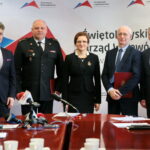 Podpisanie porozumienia przez GDDKiA i Komendę Wojewódzką PSP dotyczącego współpracy podczas zdarzeń drogowych oraz poprawy bezpieczeństwa na drogach krajowych znajdujących się na terenie województwa świętokrzyskiego. Na zdjęciu: Krzysztof Słoń - senator RP, st. bryg. Adam Czajka - Świętokrzyski Komendant Wojewódzki Państwowej Straży Pożarnej, Agata Wojtyszek - wojewoda świętokrzyski, Krzysztof Strzelczyk - dyrektor oddziału Generalnej Dyrekcji Dróg Krajowych i Autostrad w Kielcach i Andrzej Bętkowski - wicewojewoda świętokrzyski  / Marzena Mąkosa / Radio Kielce