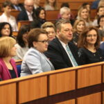 Spotkanie z Anną Zalewską - Minister Edukacji Narodowej. Inauguracja cyklu konferencji poświęconych edukacji zdrowotnej w szkole w Świętokrzyskim Urzędzie Wojewódzkim. Anna Krupka - posłanka PiS, Anna Zalewska - Minister Edukacji Narodowej, Marek Tombarkiewicz - były wiceminister zdrowia, Agata Wojtyszek - wojewoda świętokrzyski i Kazimierz Mądzik - świętokrzyski kurator oświaty  / Marzena Mąkosa / Radio Kielce
