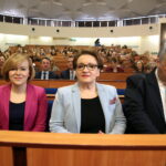 Spotkanie z Anną Zalewską - Minister Edukacji Narodowej. Inauguracja cyklu konferencji poświęconych edukacji zdrowotnej w szkole w Świętokrzyskim Urzędzie Wojewódzkim. Anna Krupka - posłanka PiS, Anna Zalewska - Minister Edukacji Narodowej i Marek Tombarkiewicz - były wiceminister zdrowia  / Marzena Mąkosa / Radio Kielce