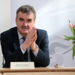 Podpisanie umowy w Centrum Geoedukacji na rozbudowę infrastruktury turystycznej na Kadzielni i Wietrzni a także budowę oczek wodnych w Ogrodzie Botanicznym. Na zdjęciu: Tadeusz Sayor - Zastępca Prezydenta Miasta Kielce, Urszula Grabowska - Dyrektor Wydziału Księgowości Urzędu Miasta Kielce, Adam Jarubas - Marszałek Województwa Świętokrzyskiego i Wojciech Lubawski - Prezydent Miasta Kielce / Marzena Mąkosa / Radio Kielce