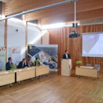 Podpisanie umowy w Centrum Geoedukacji na rozbudowę infrastruktury turystycznej na Kadzielni i Wietrzni a także budowę oczek wodnych w Ogrodzie Botanicznym. Na zdjęciu: Tadeusz Sayor - Zastępca Prezydenta Miasta Kielce, Urszula Grabowska - Dyrektor Wydziału Księgowości Urzędu Miasta Kielce, Adam Jarubas - Marszałek Województwa Świętokrzyskiego, Wojciech Lubawski - Prezydent Miasta Kielce, Elżbieta Czajkowska - Dyrektor Centrum Geoedukacji, Katarzyna Socha - Kierownik Ogrodu Botanicznego w Kielcach i Michał Poros - Kierownik Centrum Geoedukacji / Marzena Mąkosa / Radio Kielce