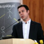 Podpisanie umowy w Centrum Geoedukacji na rozbudowę infrastruktury turystycznej na Kadzielni i Wietrzni a także budowę oczek wodnych w Ogrodzie Botanicznym. Na zdjęciu: Tadeusz Sayor - Zastępca Prezydenta Miasta Kielce, Urszula Grabowska - Dyrektor Wydziału Księgowości Urzędu Miasta Kielce, Adam Jarubas - Marszałek Województwa Świętokrzyskiego, Wojciech Lubawski - Prezydent Miasta Kielce, Elżbieta Czajkowska - Dyrektor Centrum Geoedukacji, Katarzyna Socha - Kierownik Ogrodu Botanicznego w Kielcach i Michał Poros - Kierownik Centrum Geoedukacji / Marzena Mąkosa / Radio Kielce