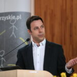 Podpisanie umowy w Centrum Geoedukacji na rozbudowę infrastruktury turystycznej na Kadzielni i Wietrzni a także budowę oczek wodnych w Ogrodzie Botanicznym. Na zdjęciu: Michał Poros - Kierownik Centrum Geoedukacji / Marzena Mąkosa / Radio Kielce