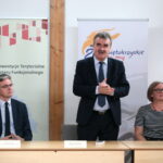 Podpisanie umowy w Centrum Geoedukacji na rozbudowę infrastruktury turystycznej na Kadzielni i Wietrzni a także budowę oczek wodnych w Ogrodzie Botanicznym. Na zdjęciu: Tadeusz Sayor - Zastępca Prezydenta Miasta Kielce, Urszula Grabowska - Dyrektor Wydziału Księgowości Urzędu Miasta Kielce,